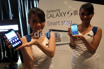 Ponsel dengan baterai berkapasitas 2100 mAh ini mengusung konektivitas 4G LTE. Untuk dapur pacunya, Samsung menggunakan prosesor quad-core Exynos 1,4 Ghz.