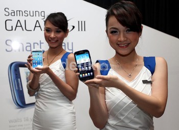 Sayangnya, pengguna di Indonesia harus sedikit bersabar untuk mendapatkannya. Sebab saat ini Galaxy S III belum tersedia di pasaran.