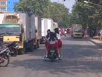 Akrobat anak SD di jalanan umum. (Foto Daniel Tafianoto)