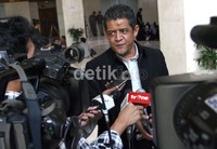 Abimanyu meninggalkan gedung DPR. Seperti diketahui beberapa waktu lalu beredar video porno mirip anggota DPR. Anggota Komisi IX DPR, Karolin Margret Natasha disebut-sebut sebagai wanita yang mirip dengan pemain di video itu. Sementara itu, Ayah Karolin, Gubernur Kalbar, Cornelis, sudah membantah kalau pemain di video itu putrinya. Ramses/detikcom.