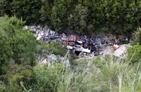 Bus yang mengangkut mahasiswa dari sebuah perguruan tinggi di Albania terjun ke jurang. Reuters/Stringer