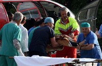 Korban luka dilarikan ke rumah sakit dengan menggunakan helikopter. Reuters/Stringer.