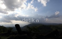 Situs Gunung Padang, merupakan situs megalitik berbentuk punden berundak yang terbesar di Asia Tenggara.