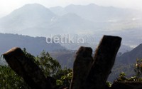 Situs Gunung Padang yang terletak 50 kilometer dari Cianjur. Di kalangan masyarakat setempat, situs tersebut dipercaya sebagai bukti upaya Prabu Siliwangi membangun istana dalam semalam.
