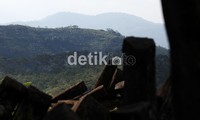 Punden berundak Gunung Padang, dibangun dengan batuan vulkanik masif yang berbentuk persegi panjang.