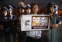 Aksi ini dilakukan disekitar arena pertunjukan Lady Gaga.(Foto: REUTERS/Romeo Ranoco).