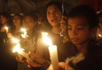 Para pendemo dari kelompok Kristen Konservatif beraksi menolak konser Lady Gaga di Manila, Filipina. (Foto: REUTERS/Cheryl Ravelo)
