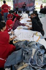 Menyulap Jeans Bekas Menjadi Duit