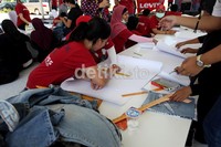 Setelah di dedel, jeans-jeans tersebut dipotong dan dibuatkan pola sesuai kebutuhan.