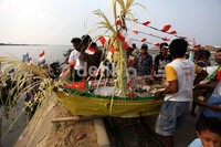Perahu yang berisi hasil bumi dan laut siap dilepas ke tengah laut.