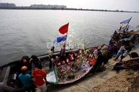 Sedekah laut ini digelar setiap tahun oleh para nelayan Marunda.