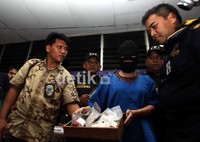 Paket tersebut berisi 230 gram kokain 49 pil ekstasi 8.9 gram ganja dan 28 lembar pil happy five.