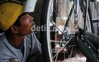 Budaya bersepeda di Indonesia, telah mulai dilakukan sejak zaman penjajahan Belanda. Mereka memperkenalkan sepeda- sepeda produksi Belanda seperti merek; Valuas dan produk Belanda lainnya.