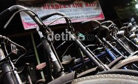 Pada masanya sepeda onthel merupakan alat transportasi vital bagi aktifitas masyarakat selain mengangkut orang sepeda onthel juga berjasa sebagai pengangkut barang atau hasil panenan.