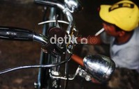 Menurut Jarwo usahanya saat ini makin sepi dikarenakan peminat sepeda tua makin berkurang.