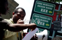 Aksi penembakan itu, lanjut Bernard, tak terlepas dari adanya tambang emas ilegal di kawasan tersebut. Aksi ini mendapat pengawalan cukup ketat.