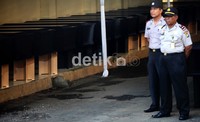 Peti jenazah untuk korban jatuhnya pesawat Sukhoi Superjet100 dipersiapkan di RS Polri, Jakarta.