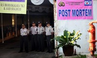 Ke-45 jenazah korban Sukhoi akan dimasukkan ke dalam peti jenazah tersebut setelah keluarga melihat jasad korban.
