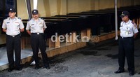 Nantinya setiap keluarga hanya diberikan waktu 10 menit untuk melihat jenazah keluarga mereka.