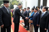 Presiden Cavaco Silva menyalami para menteri KIB II yang turut menyambutnya. Setpres.