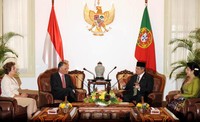 Dalam pertemuan tersebut, SBY menyampaikan selamat datang di Indonesia. Sementara Cavaco Silva merasa bangga menjadi Presiden Portugal pertama yang mengadakan lawatan ke Indonesia. Setpres.