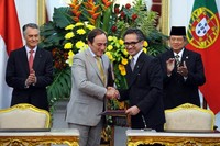 Presiden SBY dan Presiden Portugal menyaksikan penandatangan Nota Kesepahaman di bidang pendidikan, perdagangan dan investasi, serta media massa. Setpres.