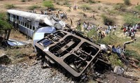 Beberapa gerbong kereta api terguling. Reuters/Krishnendu Halder.