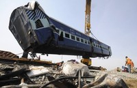 Petugas mengevakuasi gerbong yang keluar lintasan. Kecelakaan ini terjadi sekitar pukul 03.00 waktu setempat. Saat itu, sebuah kereta api Hampi Express tiba-tiba menabrak kereta barang yang tengah berhenti di Stasiun Penukonda, Andhra Pradesh. Reuters/Krishnendu Halder.