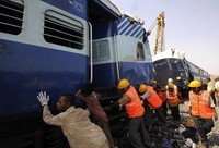 Petugas mengevakuasi gerbong kereta yang keluar lintasan. Selain menewaskan 20 orang, kecelakaan ini juga menyebabkan 40 orang luka-luka. Reuters/Krishnendu Halder.