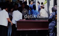 Isak tangis pecah di tempat jenazah korban Sukhoi berada.