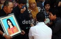 Mereka datang dengan membawa foto keluarga mereka yang menjadi korban Sukhoi.