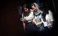Saat melihat jenazah, mereka didampingi polisi dan psikolog.