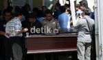 Tangis Keluarga Korban Sukhoi Pecah di RS Polri