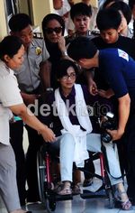 Tangis Keluarga Korban Sukhoi Pecah di RS Polri