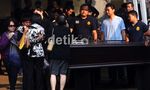 Tangis Keluarga Korban Sukhoi Pecah di RS Polri