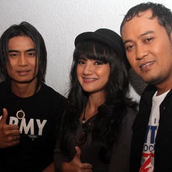 Charly SETIA Pilih Featuring Ketimbang Duet
