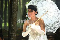 Jupe tampak menggunakan gaun pengantin yang kabarnya gaun tersebut akan dipakainya jika dinikahi Gaston.