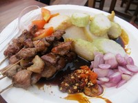 Nyam, nyam... Ini namanya Sate Batibul Laka-laka. Sate khas Tegal ini dibuat dari daging kambing berusia di bawah tiga bulan. Harganya Rp 25,000 untuk 6 tusuk sate plus lontong atau nasi. (Fitria/detikFood)