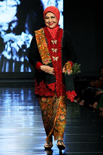 Anne Avantie Mata Hati. Persembahan Kasih untuk Titiek Puspa. Jakarta Fashion & Food Festival 2012 at Ballroom Hotel Harris. Kelapa Gading. Jakarta. [Foto: Mohammad Abduh/Wolipop]