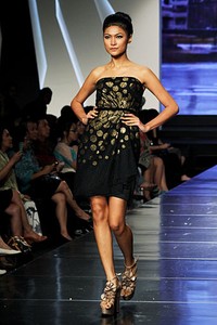 Sebastian Gunawan Urban Lady. Jakarta Fashion & Food Festival 2012 at Ballroom Hotel Harris. Kelapa Gading. Jakarta Utara. [Foto: Mohammad Abduh/Wolipop]