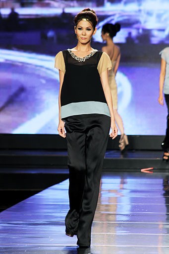 Sebastian Gunawan Urban Lady. Jakarta Fashion & Food Festival 2012 at Ballroom Hotel Harris. Kelapa Gading. Jakarta Utara. [Foto: Mohammad Abduh/Wolipop]