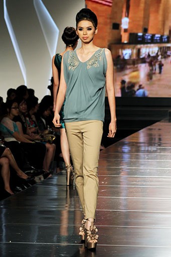 Sebastian Gunawan Urban Lady. Jakarta Fashion & Food Festival 2012 at Ballroom Hotel Harris. Kelapa Gading. Jakarta Utara. [Foto: Mohammad Abduh/Wolipop]