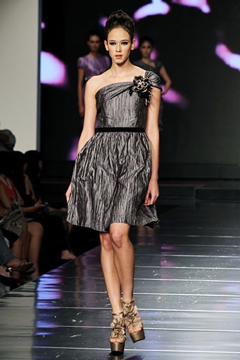 Sebastian Gunawan Urban Lady. Jakarta Fashion & Food Festival 2012 at Ballroom Hotel Harris. Kelapa Gading. Jakarta Utara. [Foto: Mohammad Abduh/Wolipop]