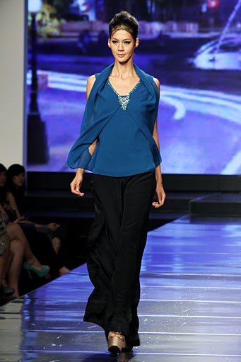 Sebastian Gunawan Urban Lady. Jakarta Fashion & Food Festival 2012 at Ballroom Hotel Harris. Kelapa Gading. Jakarta Utara. [Foto: Mohammad Abduh/Wolipop]