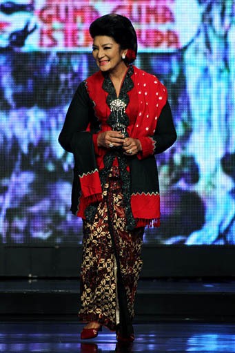 Anne Avantie Mata Hati. Persembahan Kasih untuk Titiek Puspa. Jakarta Fashion & Food Festival 2012 at Ballroom Hotel Harris. Kelapa Gading. Jakarta. [Foto: Mohammad Abduh/Wolipop]