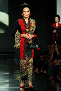 Anne Avantie Mata Hati. Persembahan Kasih untuk Titiek Puspa. Jakarta Fashion & Food Festival 2012 at Ballroom Hotel Harris. Kelapa Gading. Jakarta. [Foto: Mohammad Abduh/Wolipop]