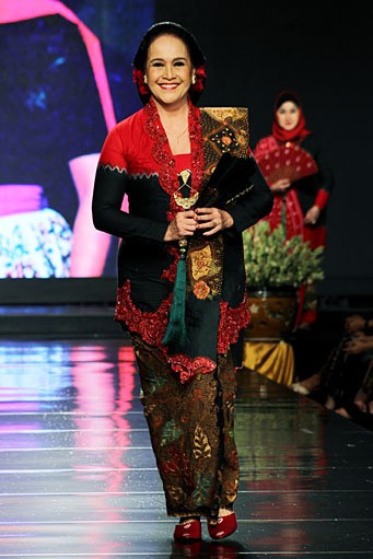 Anne Avantie Mata Hati. Persembahan Kasih untuk Titiek Puspa. Jakarta Fashion & Food Festival 2012 at Ballroom Hotel Harris. Kelapa Gading. Jakarta. [Foto: Mohammad Abduh/Wolipop]