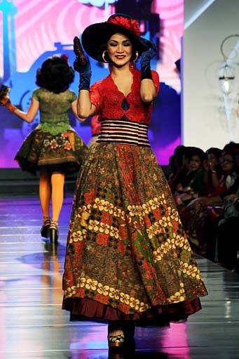 Anne Avantie Mata Hati. Persembahan Kasih untuk Titiek Puspa. Jakarta Fashion & Food Festival 2012 at Ballroom Hotel Harris. Kelapa Gading. Jakarta. [Foto: Mohammad Abduh/Wolipop]