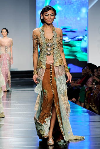 Anne Avantie Mata Hati. Persembahan Kasih untuk Titiek Puspa. Jakarta Fashion & Food Festival 2012 at Ballroom Hotel Harris. Kelapa Gading. Jakarta. [Foto: Mohammad Abduh/Wolipop]