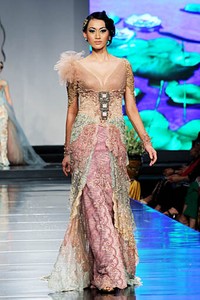 Anne Avantie Mata Hati. Persembahan Kasih untuk Titiek Puspa. Jakarta Fashion & Food Festival 2012 at Ballroom Hotel Harris. Kelapa Gading. Jakarta. [Foto: Mohammad Abduh/Wolipop]